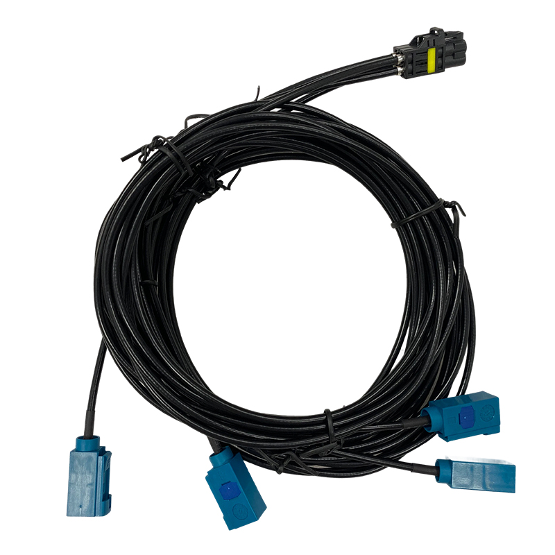 How do HD camera wiring harnesses reduce resistance and signal attenuation to ensure clear image transmission over long distances?